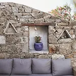 The Mykonos House - Newly Renovated Near Town Tatil Evi
